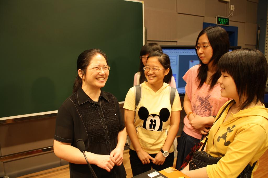 05 教育部教学名师王桂珍教授在课堂上.jpg 金贝娱乐城