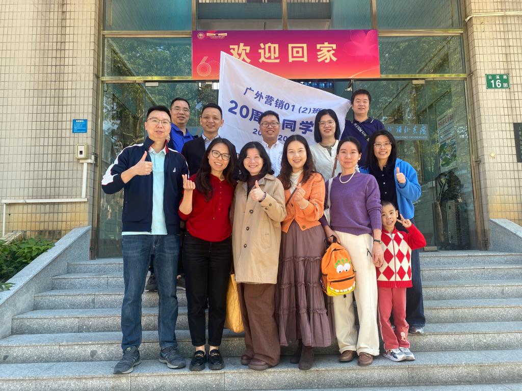 陈宁博(二排中)与同学合照.jpg 金贝娱乐城