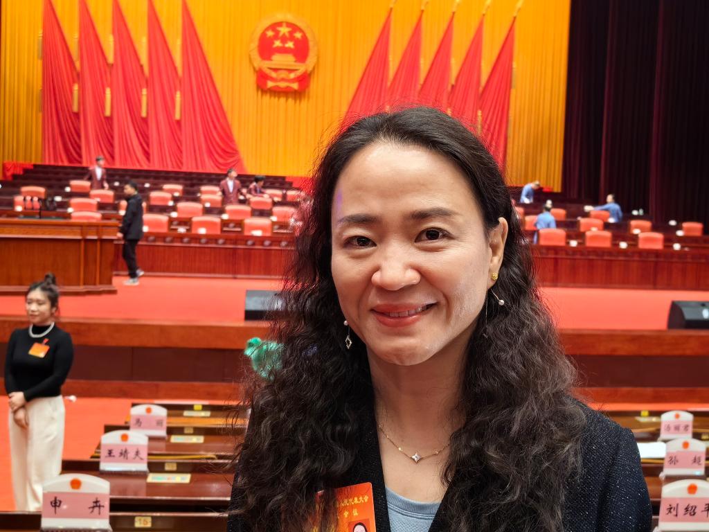 吴岩参加广州市人大集体会议.jpg 金贝娱乐城