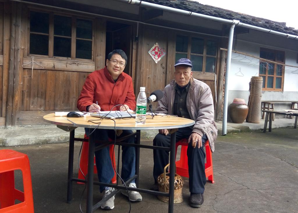 严修鸿在乡下记录方言.jpg 金贝娱乐城