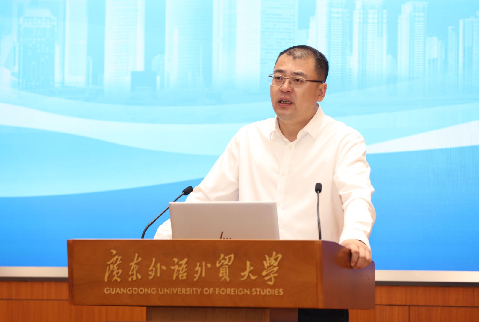 校长闫相斌.jpg 金贝娱乐城