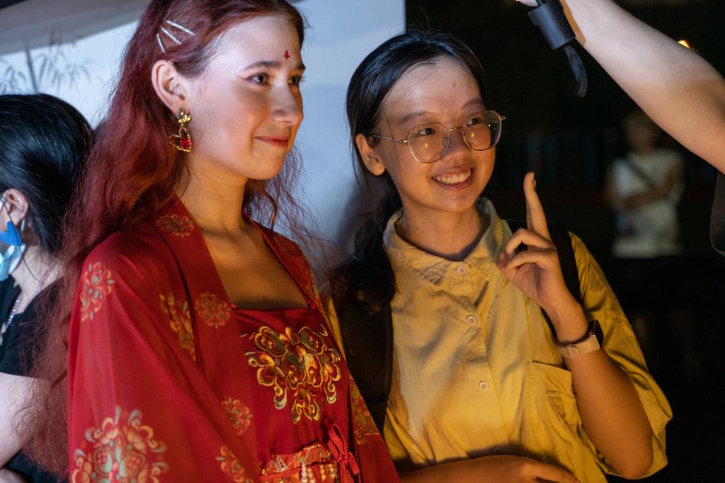 外国人和朋友合照.jpg 金贝娱乐城