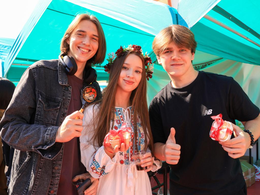 俄罗斯帅哥美女2.jpg 金贝娱乐城