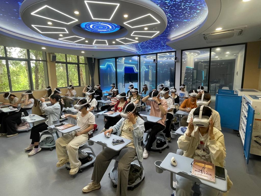 英语语言文化学院AI教学场景.jpg 金贝娱乐城