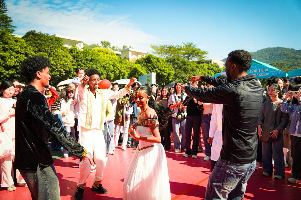 南非摊位舞蹈-3.jpg 金贝娱乐城