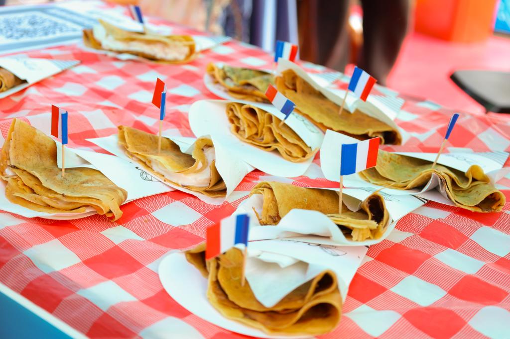 法国摊位美食.jpg 金贝娱乐城