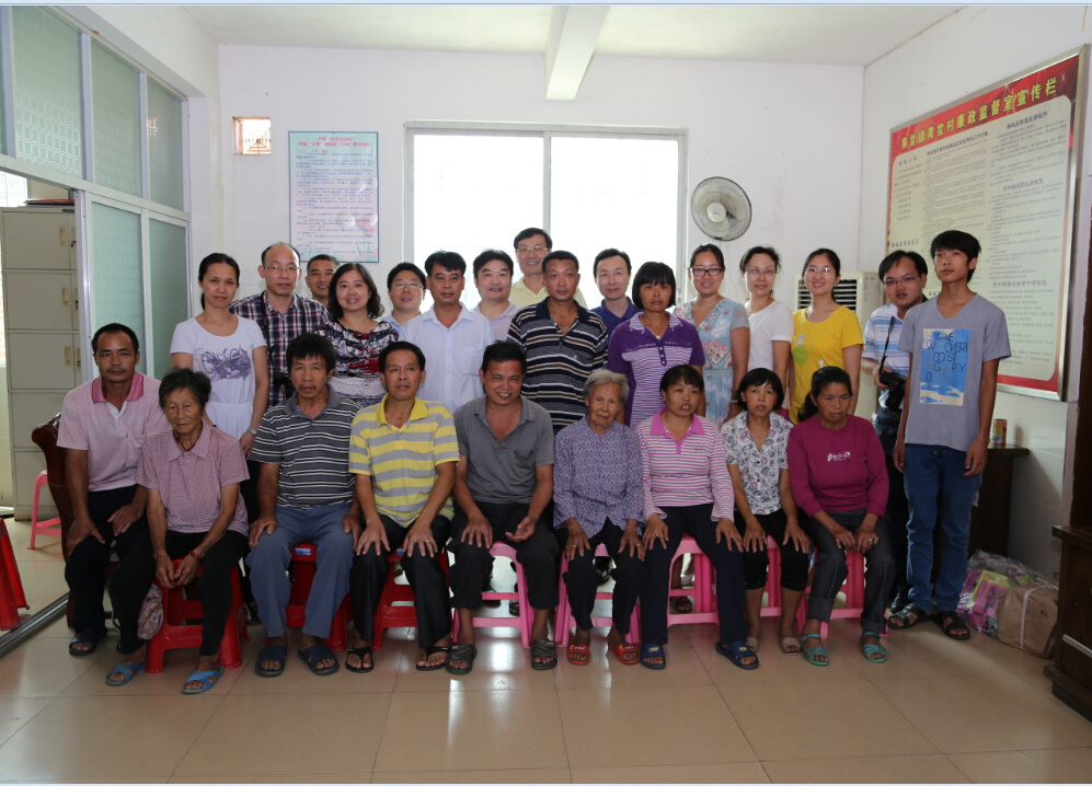 扶贫慰问第五组成员与帮扶户合影 金贝娱乐城