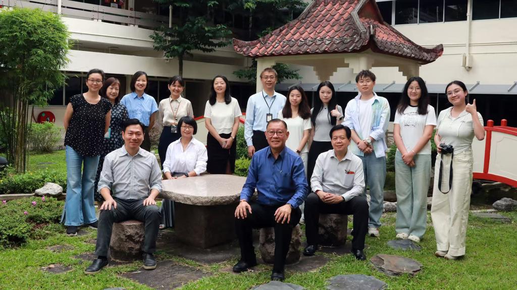 调研团队一行与当地教师代表合影.jpg 金贝娱乐城