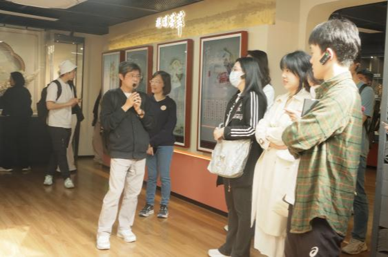 叶嘉良老师为港教大学生讲解广州非遗艺术.png 金贝娱乐城