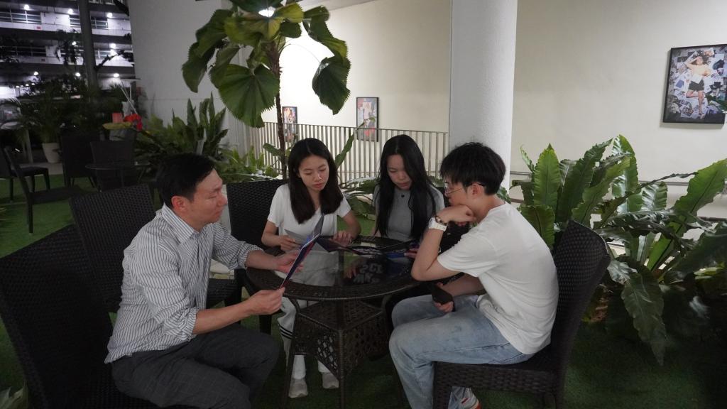 师生团队就调研内容在校园一角进行及时反馈讨论.jpg 金贝娱乐城