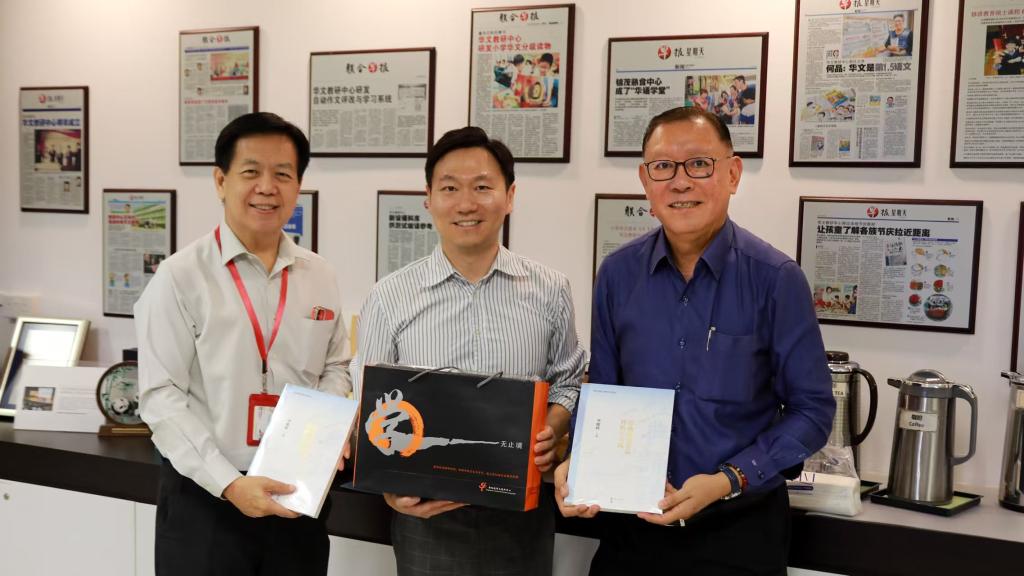 峻岭教授(中)与符传丰院长(右)、张龙晋副院长(左)互赠礼物.jpg 金贝娱乐城