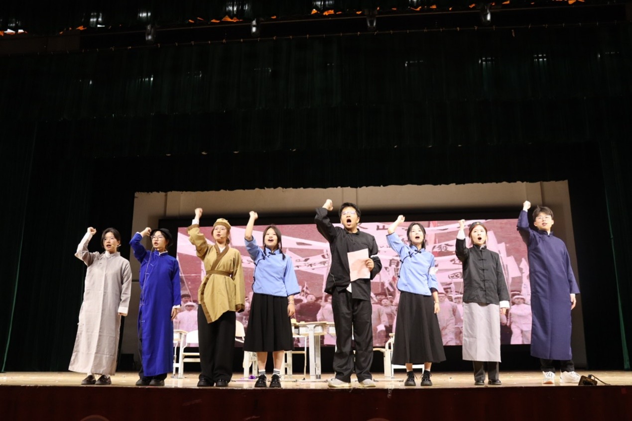 红潮护卫队表演《百年青春:永不褪色的火种》.jpg 金贝娱乐城