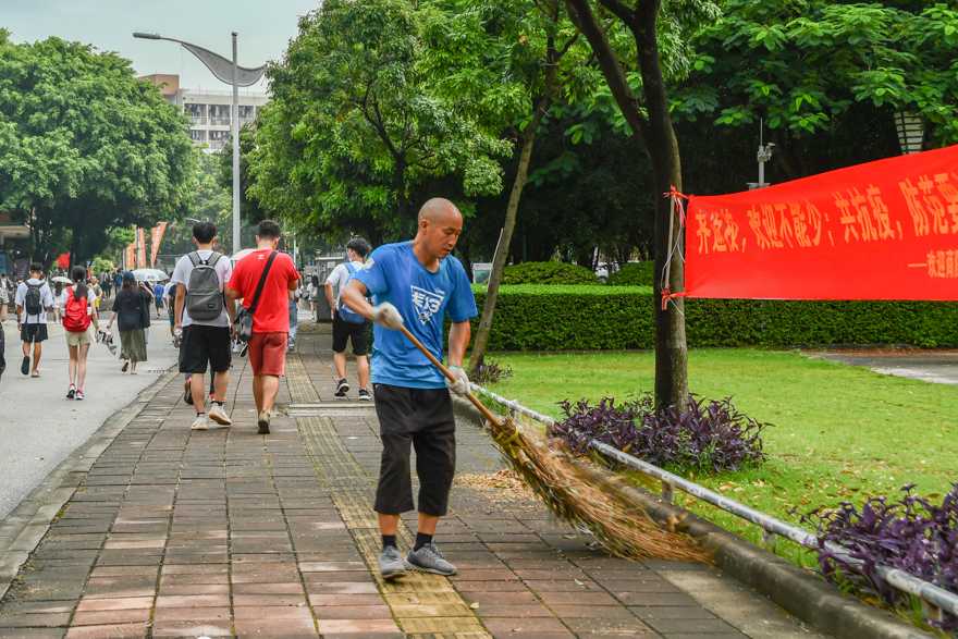 清洁工人清扫校道落叶.jpg 金贝娱乐城