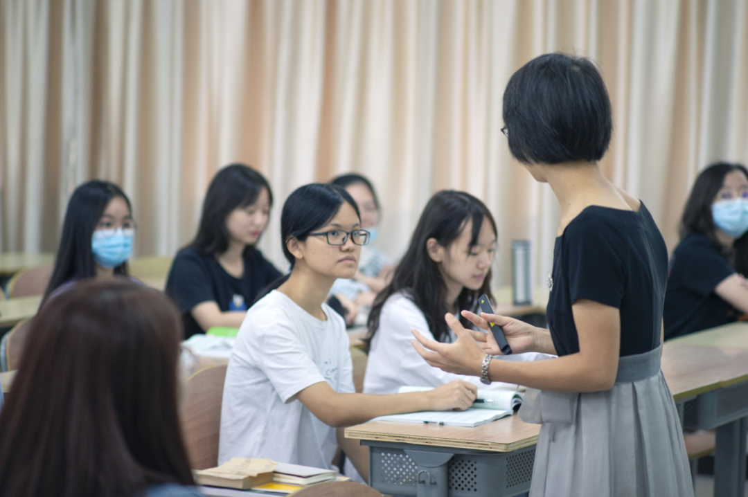 老师在上课.jpg 金贝娱乐城